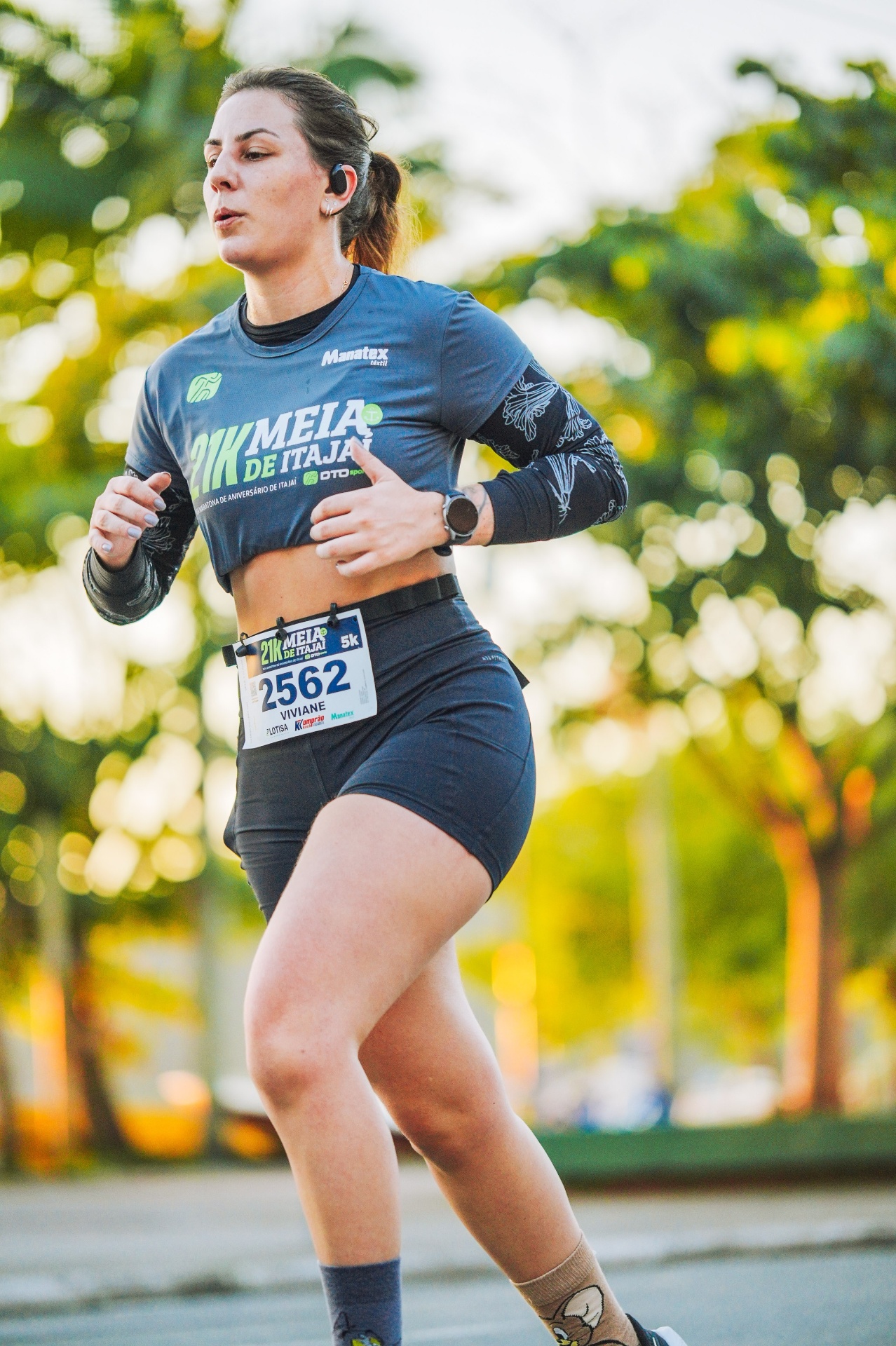 Corredora com camiseta oficial 21K Meia de Itajaí